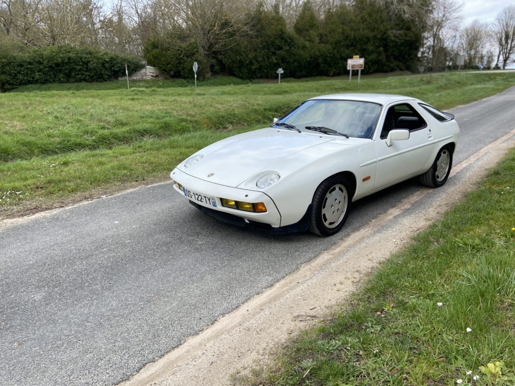 PORSCHE 928 S, Stuttgart invente une GT qui casse les codes.