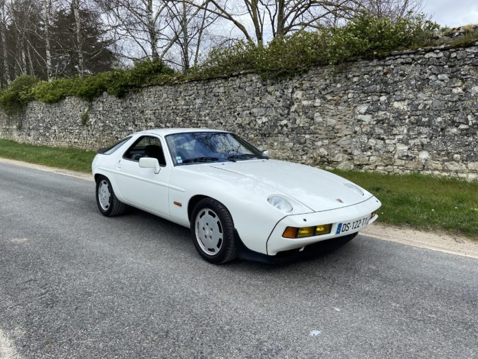 PORSCHE 928 S, Stuttgart invente une GT qui casse les codes.