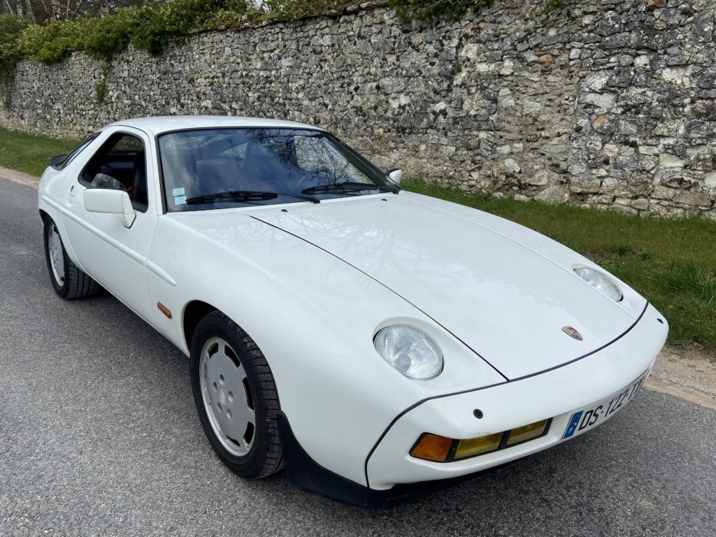 PORSCHE 928 S, Stuttgart invente une GT qui casse les codes.