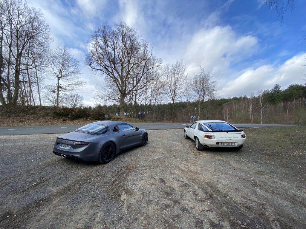 PORSCHE 928 S, Stuttgart invente une GT qui casse les codes.