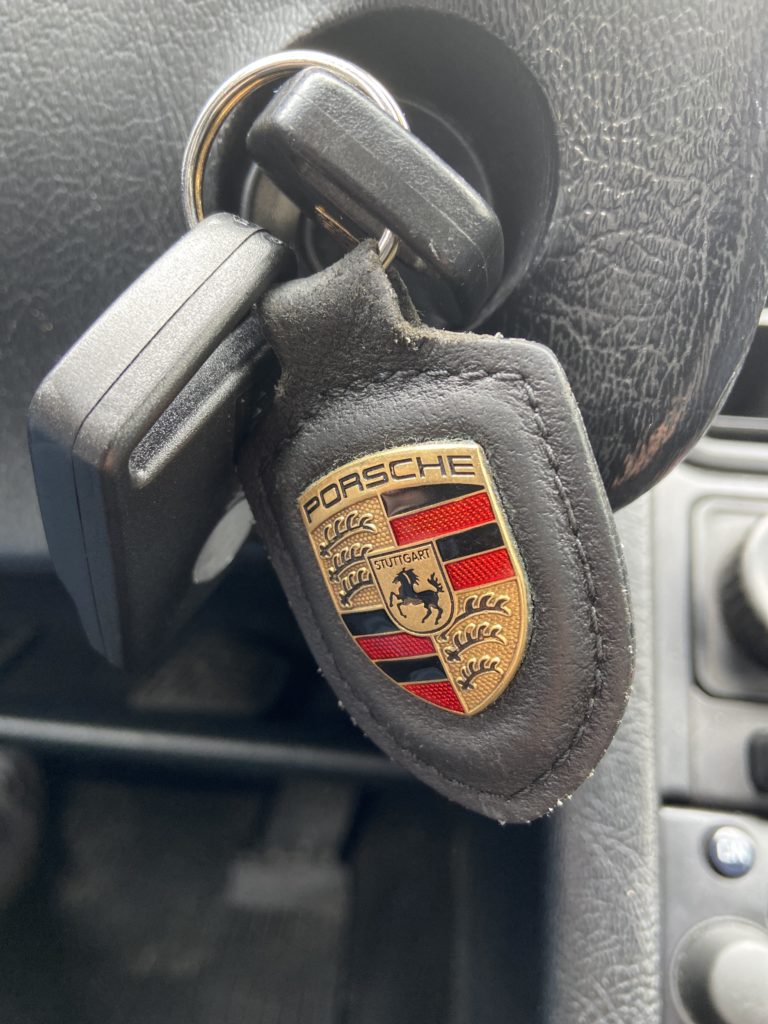 PORSCHE 928 S, Stuttgart invente une GT qui casse les codes.