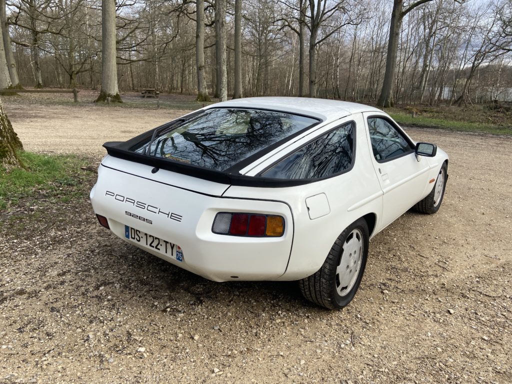 PORSCHE 928 S, Stuttgart invente une GT qui casse les codes.