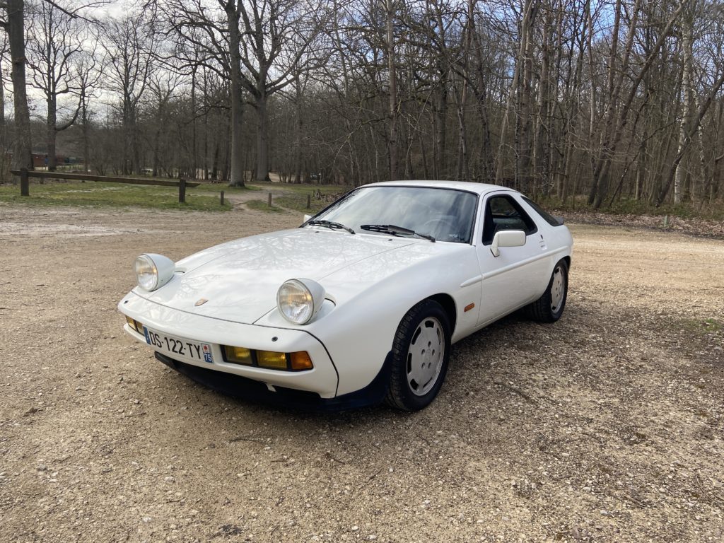 PORSCHE 928 S, Stuttgart invente une GT qui casse les codes.