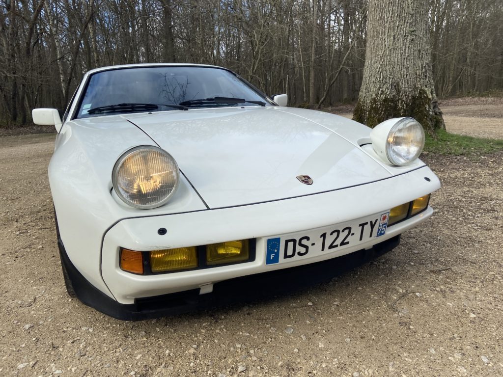 PORSCHE 928 S, Stuttgart invente une GT qui casse les codes.