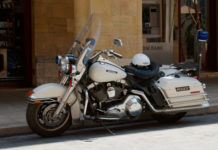 HARLEY-DAVIDSON SERIE FL - En suivant la Route 66.