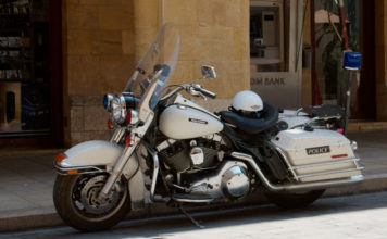 HARLEY-DAVIDSON SERIE FL - En suivant la Route 66.