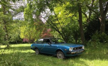 Portrait : Philippe roule en Toyota Corolla de 78 Portrait : Philippe roule en Toyota Corolla de 78