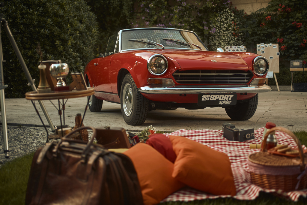 FIAT 124 SPIDER -Dolce Vita Sauce Turinoise.