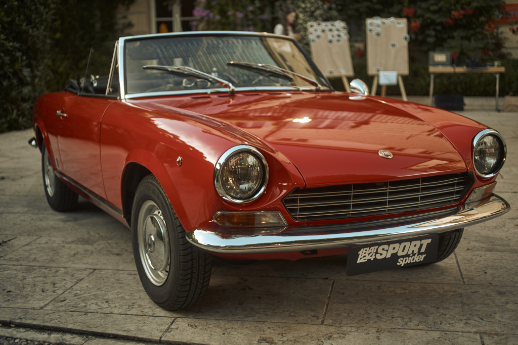 FIAT 124 SPIDER -Dolce Vita Sauce Turinoise.