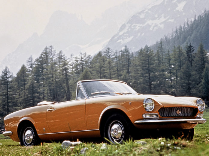 FIAT 124 SPIDER -Dolce Vita Sauce Turinoise.