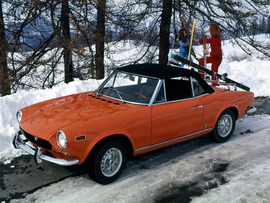 FIAT 124 SPIDER -Dolce Vita Sauce Turinoise.