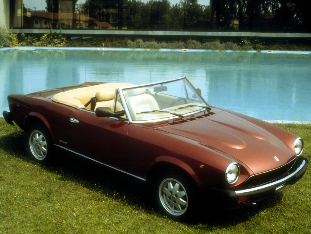 FIAT 124 SPIDER -Dolce Vita Sauce Turinoise.