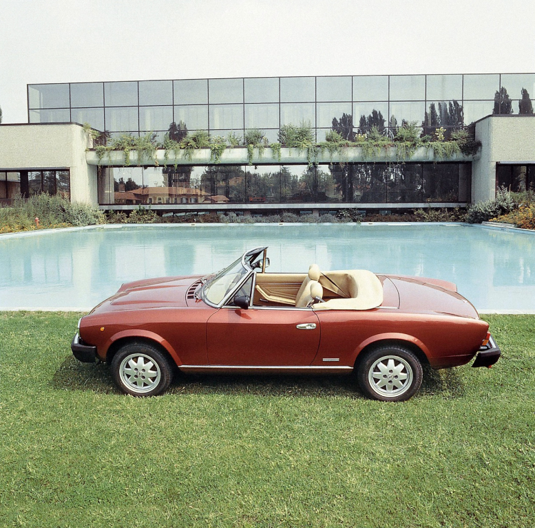 FIAT 124 SPIDER -Dolce Vita Sauce Turinoise.