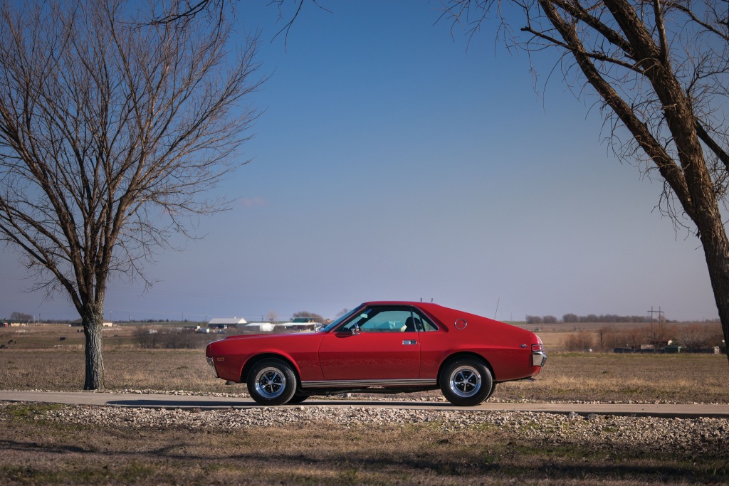 AMC JAVELIN AMX - La Corvette en ligne de mire.