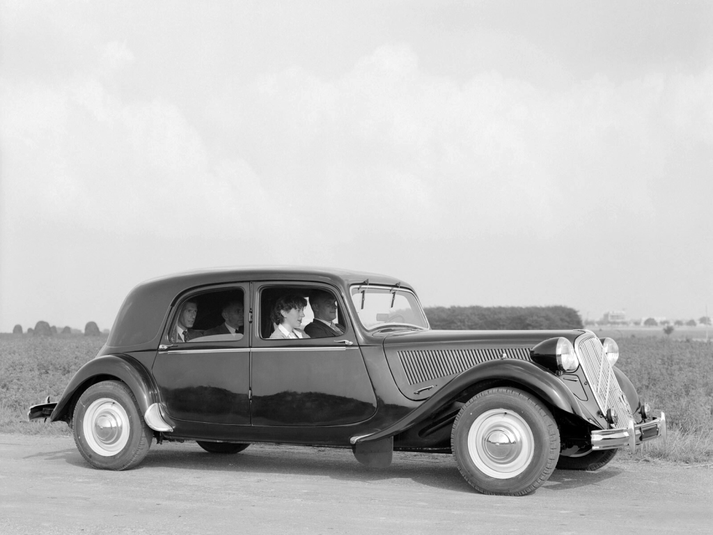 CITROËN TRACTION AVANT 15-SIX - La reine de la route.