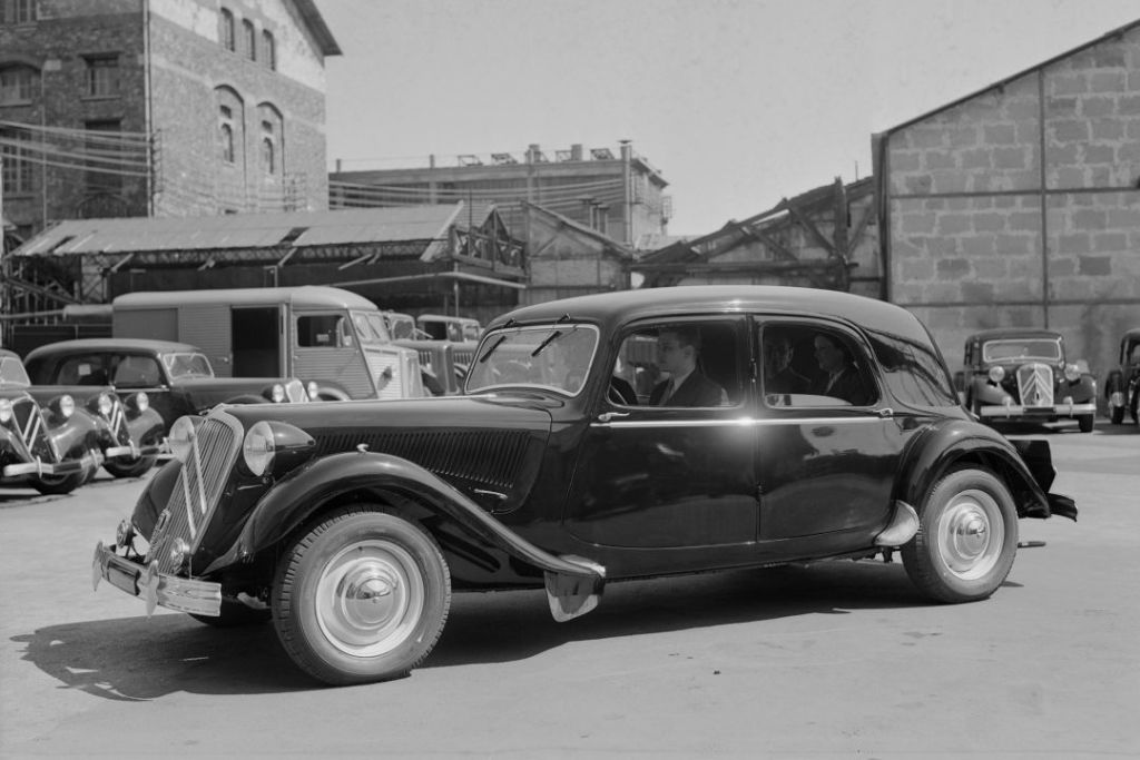 CITROËN TRACTION AVANT 15-SIX - La reine de la route.