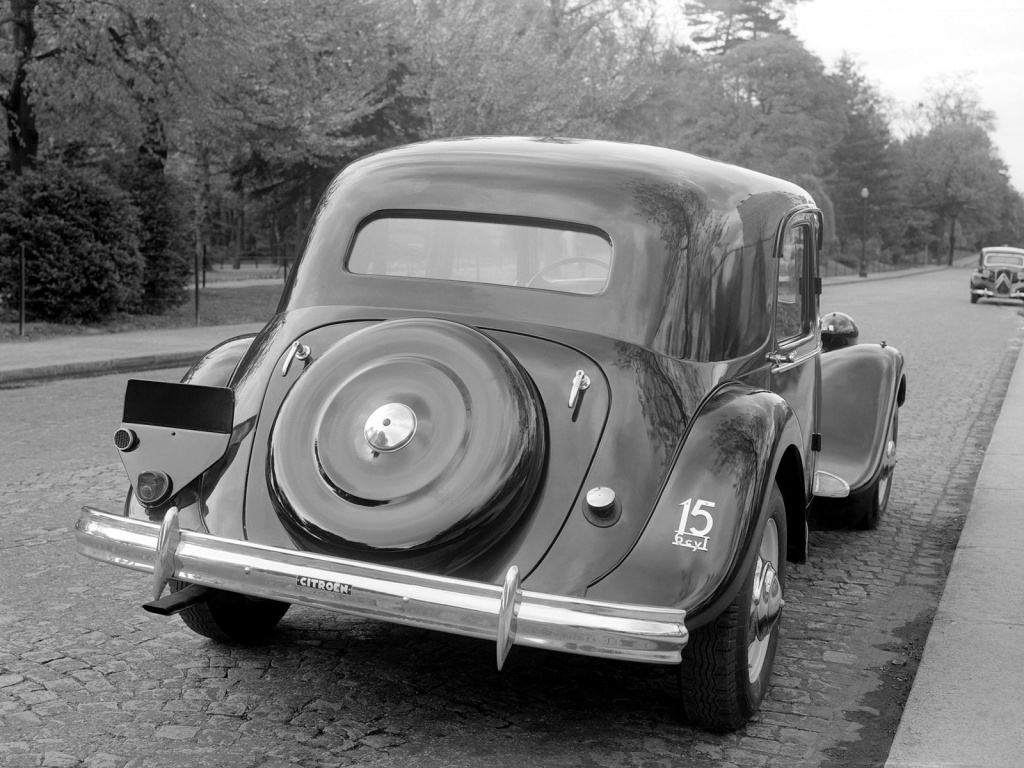 CITROËN TRACTION AVANT 15-SIX - La reine de la route.