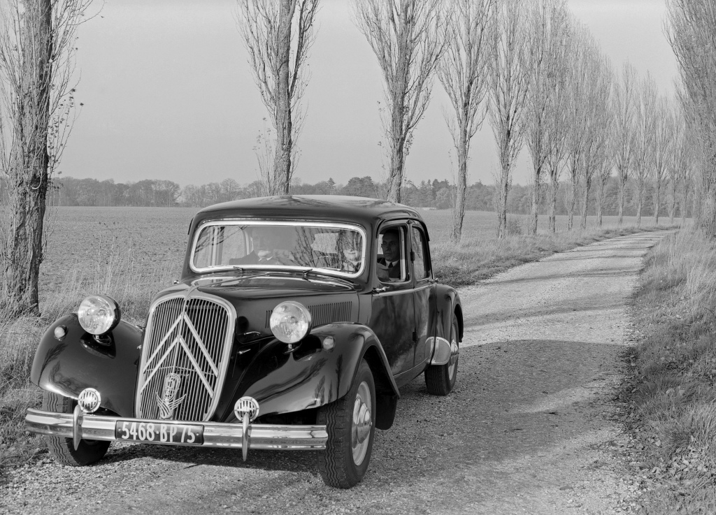 CITROËN TRACTION AVANT 15-SIX - La reine de la route.