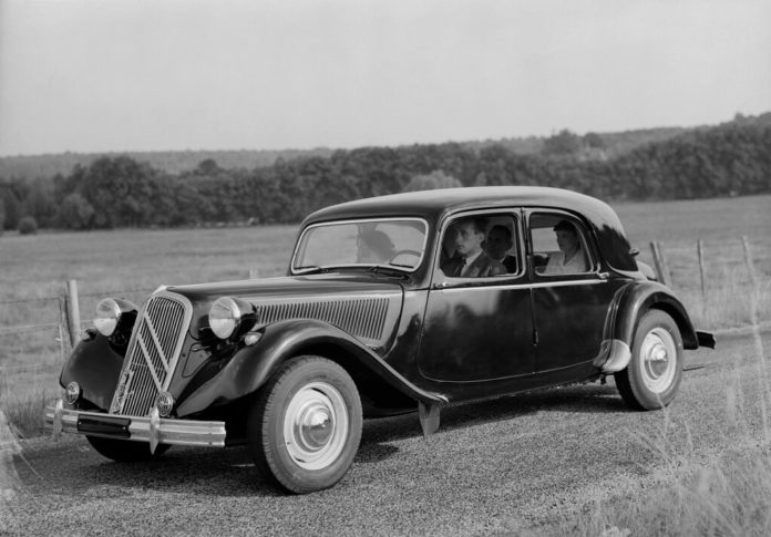 CITROËN TRACTION AVANT 15-SIX - La reine de la route.