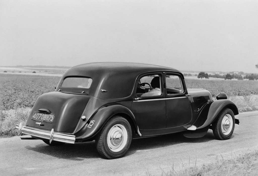 CITROËN TRACTION AVANT 15-SIX - La reine de la route.