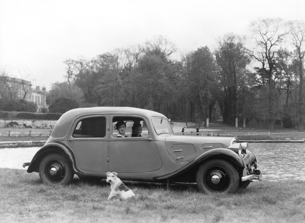 CITROËN TRACTION AVANT 15-SIX - La reine de la route.