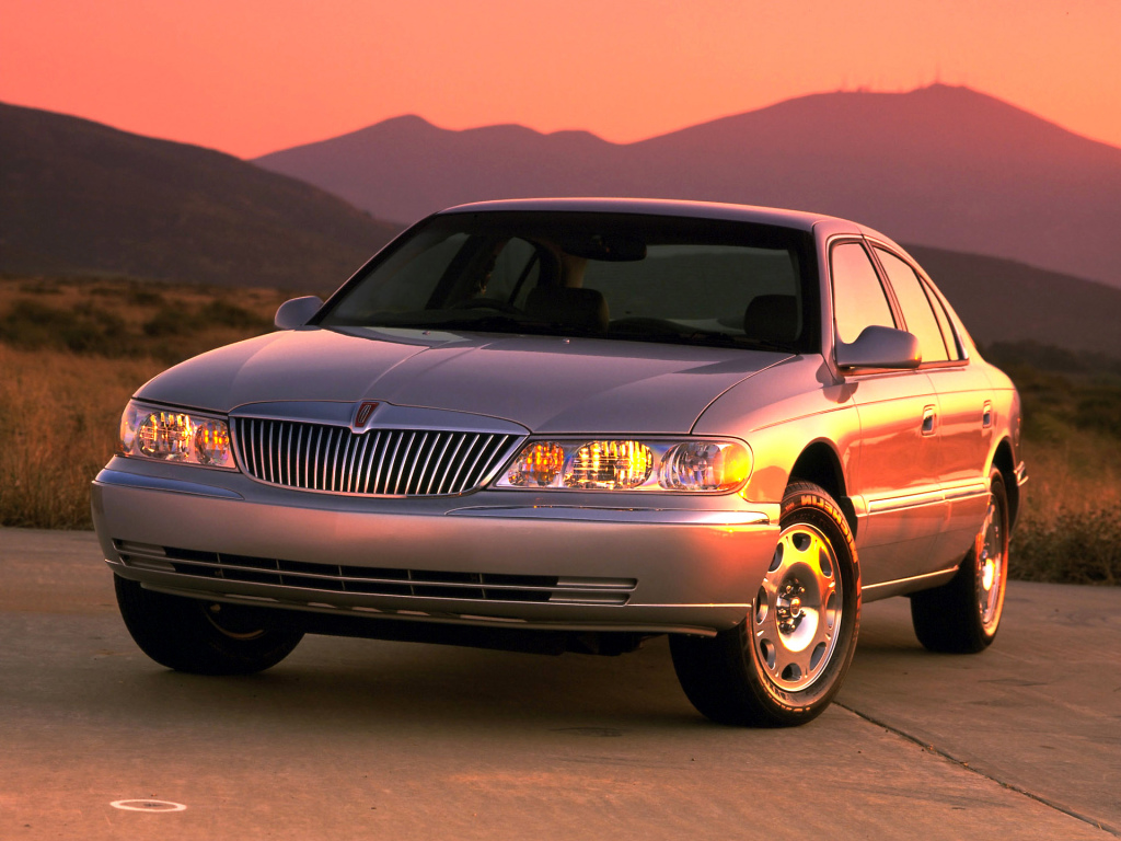 LINCOLN CONTINENTAL (1970 – 2002) -Grandeur et déclin de l'Amérique.