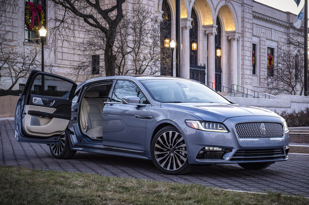 LINCOLN CONTINENTAL (1970 – 2002) -Grandeur et déclin de l'Amérique.