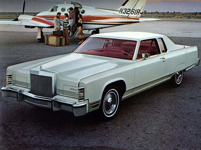 LINCOLN CONTINENTAL (1970 – 2002) -Grandeur et déclin de l'Amérique.