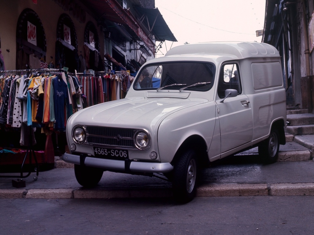 RENAULT 4 FOURGONNETTE - Le facteur sonne toujours deux fois.