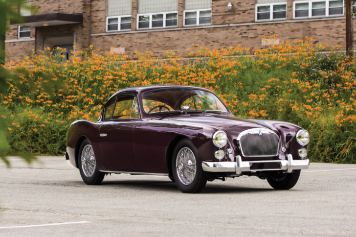 TALBOT LAGO GRAND SPORT - Sportive en robe de gala.