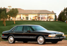 BUICK PARK AVENUE – Luxe américain en taille européenne. BUICK PARK AVENUE - Luxe américain en taille européenne.