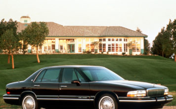 BUICK PARK AVENUE - Luxe américain en taille européenne.
