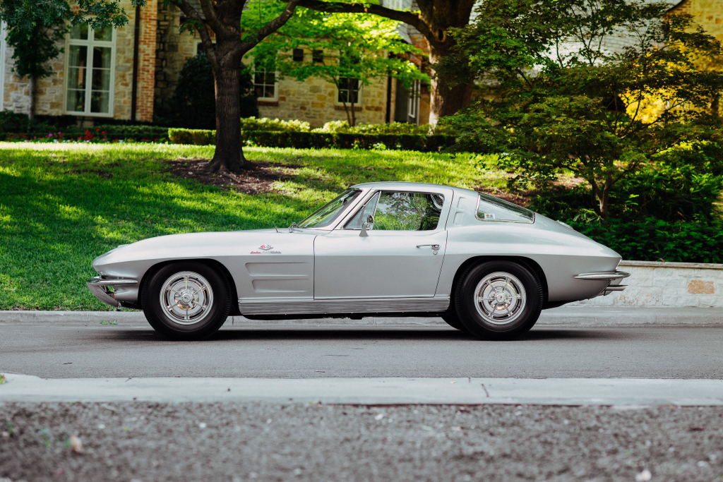 CHEVROLET CORVETTE C2 - La naissance du requin.