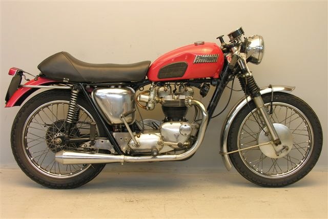 TRIUMPH BONNEVILLE - Des deux côtés de l'Atlantique.