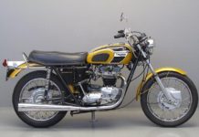 TRIUMPH BONNEVILLE – Des deux côtés de l’Atlantique. TRIUMPH BONNEVILLE - Des deux côtés de l'Atlantique.