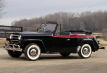 WILLYS CJ2 JEEPSTER - Jeep en tenue de plage