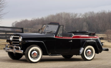 WILLYS CJ2 JEEPSTER - Jeep en tenue de plage