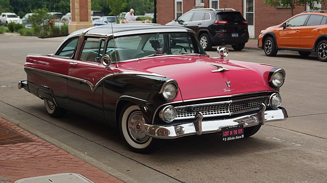 FORD CRESTLINE SKYLINER 1954 - Sous le soleil de l'Amérique.