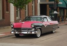 FORD CRESTLINE SKYLINER 1954 – Sous le soleil de l’Amérique. FORD CRESTLINE SKYLINER 1954 - Sous le soleil de l'Amérique.