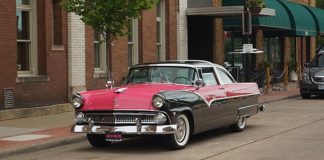 FORD CRESTLINE SKYLINER 1954 - Sous le soleil de l'Amérique.