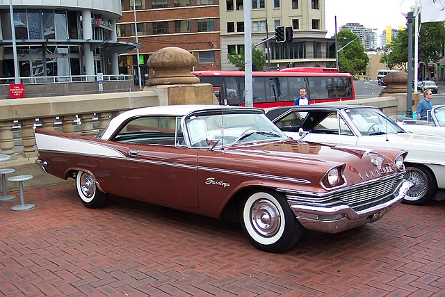 CHRYSLER 1957 - L'apothéose du style Exner.