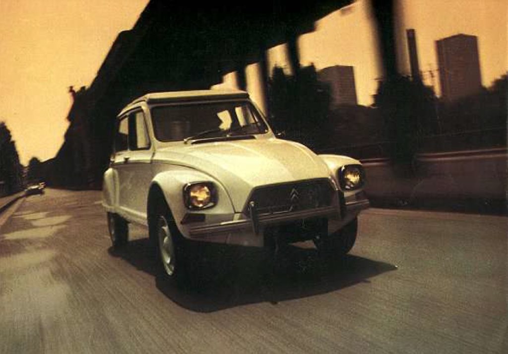 CITROËN DYANE - Dans l'ombre de la « Deudeuche ».