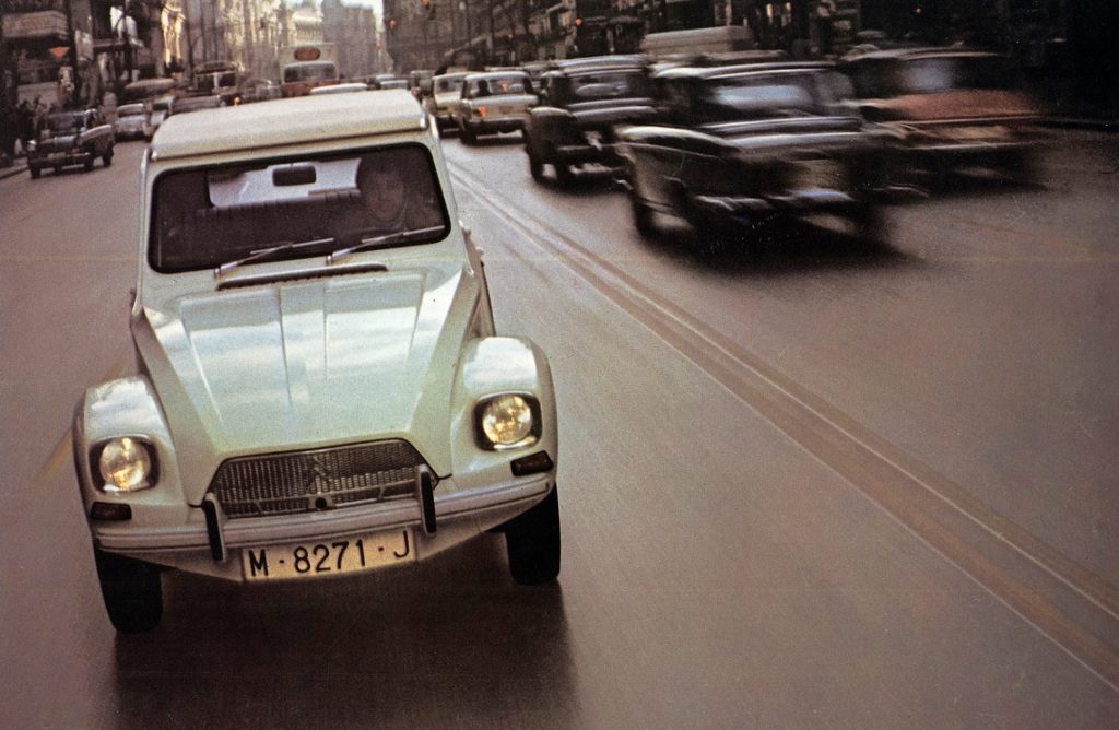 CITROËN DYANE - Dans l'ombre de la « Deudeuche ».