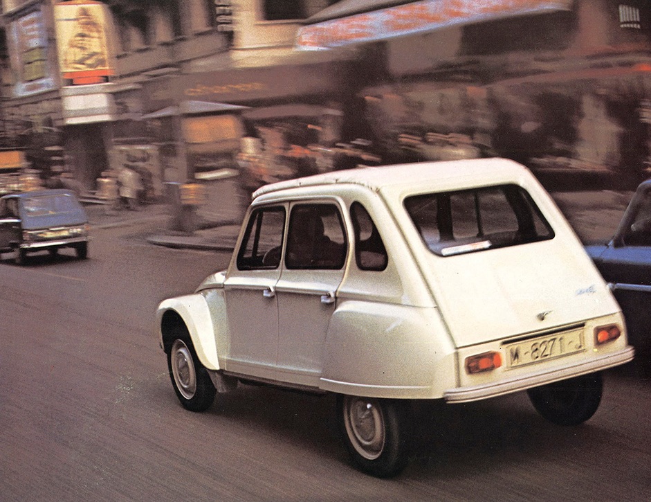 CITROËN DYANE - Dans l'ombre de la « Deudeuche ».